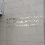 centrum innowacyjnych technologii lotniczych, złote litery na ścianę
