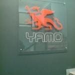 yamo, logo na szkle